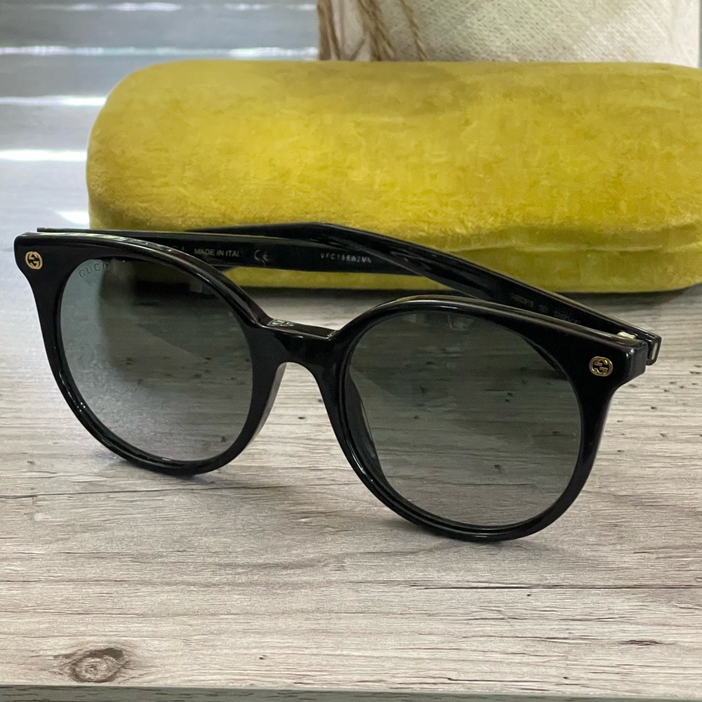 Gucci Elegant Black Sunglasses - Picture 12 of 16